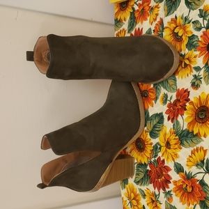Charlotte Russe size 8 green ankle boots suede